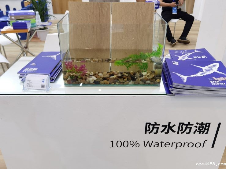 竞技宝APP最新版地板防水性能展示
